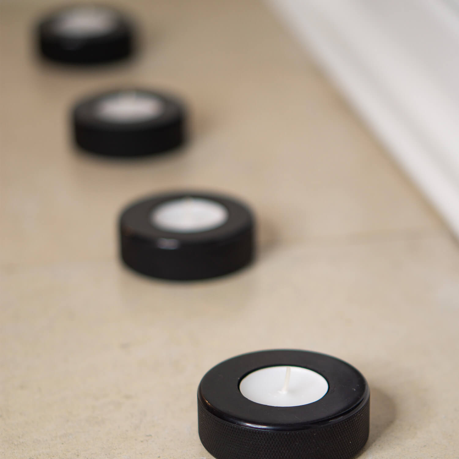 io-nova-teelichthalter-eishockey-puck-aus-gummi image 2