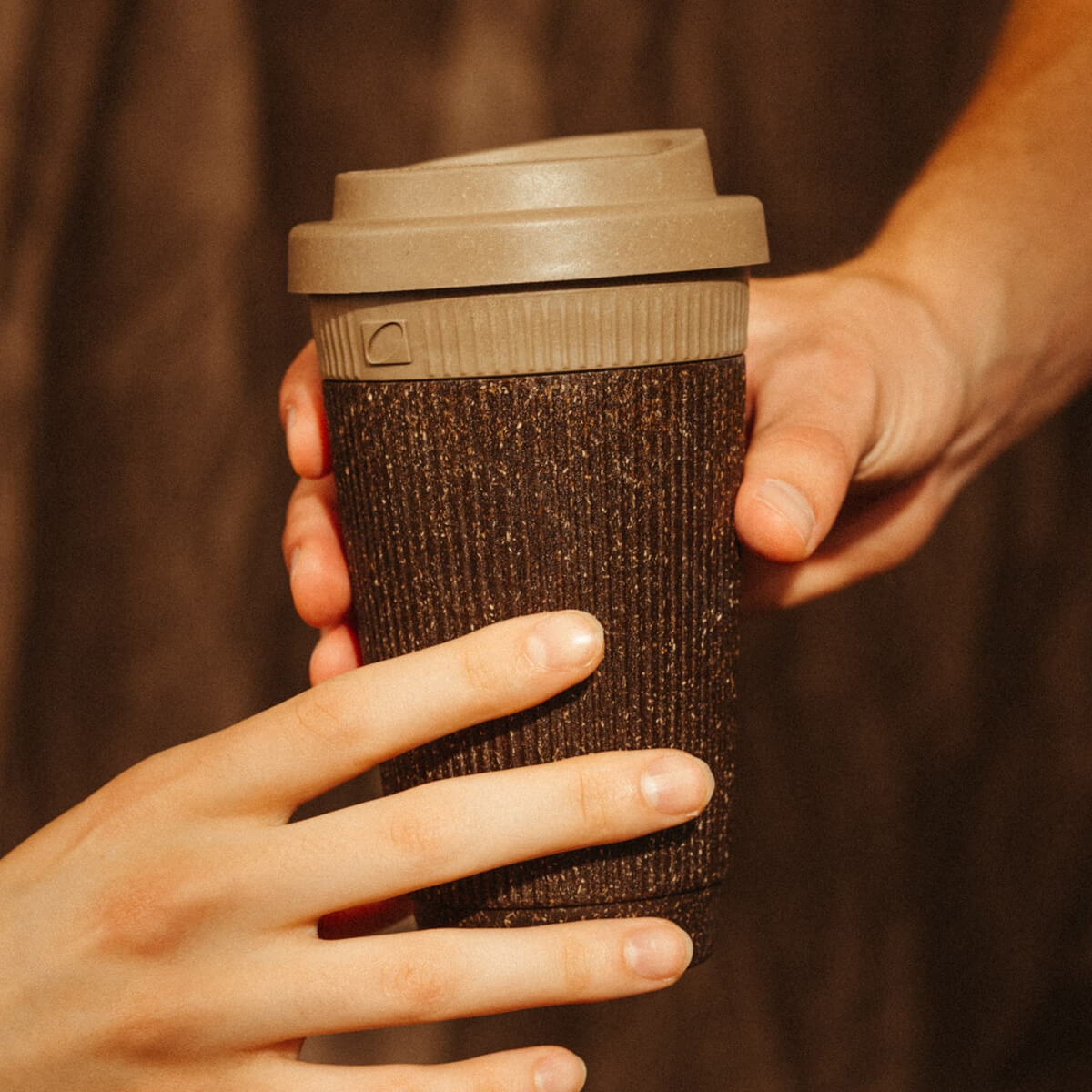io-nova-kaffeeform-weducer-cup-refined-350-ml-to-go-becher-in-cardamom image 2