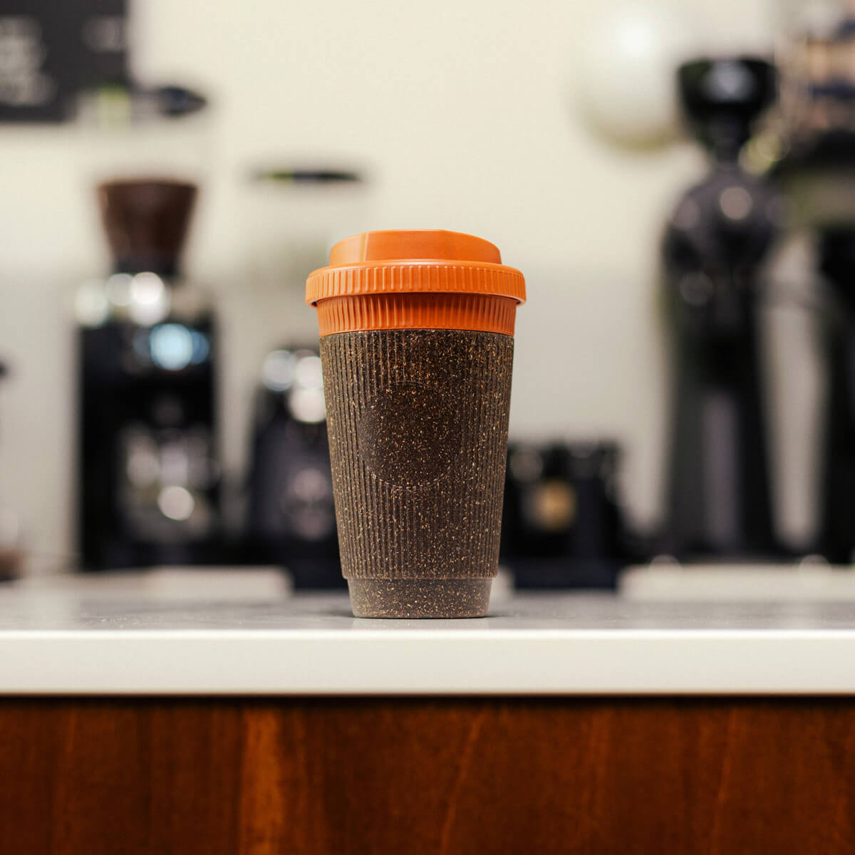 io-nova-kaffeeform-weducer-cup-refined-to-go-becher-350-ml-cayenne image 3
