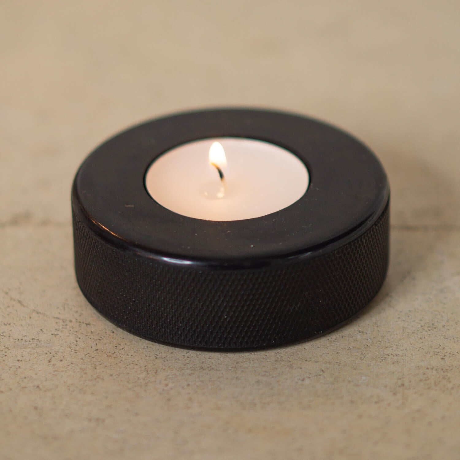 io-nova-teelichthalter-eishockey-puck-aus-gummi image 4