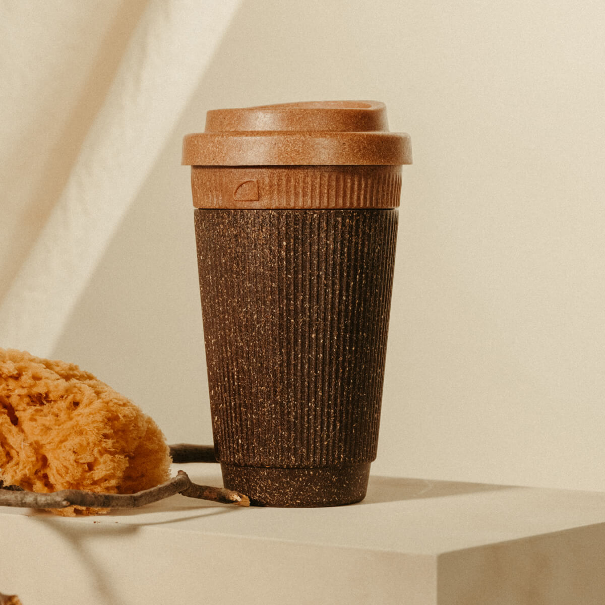 io-nova-kaffeeform-weducer-cup-refined-nutmeg-350ml-to-go-kaffeebecher image 1